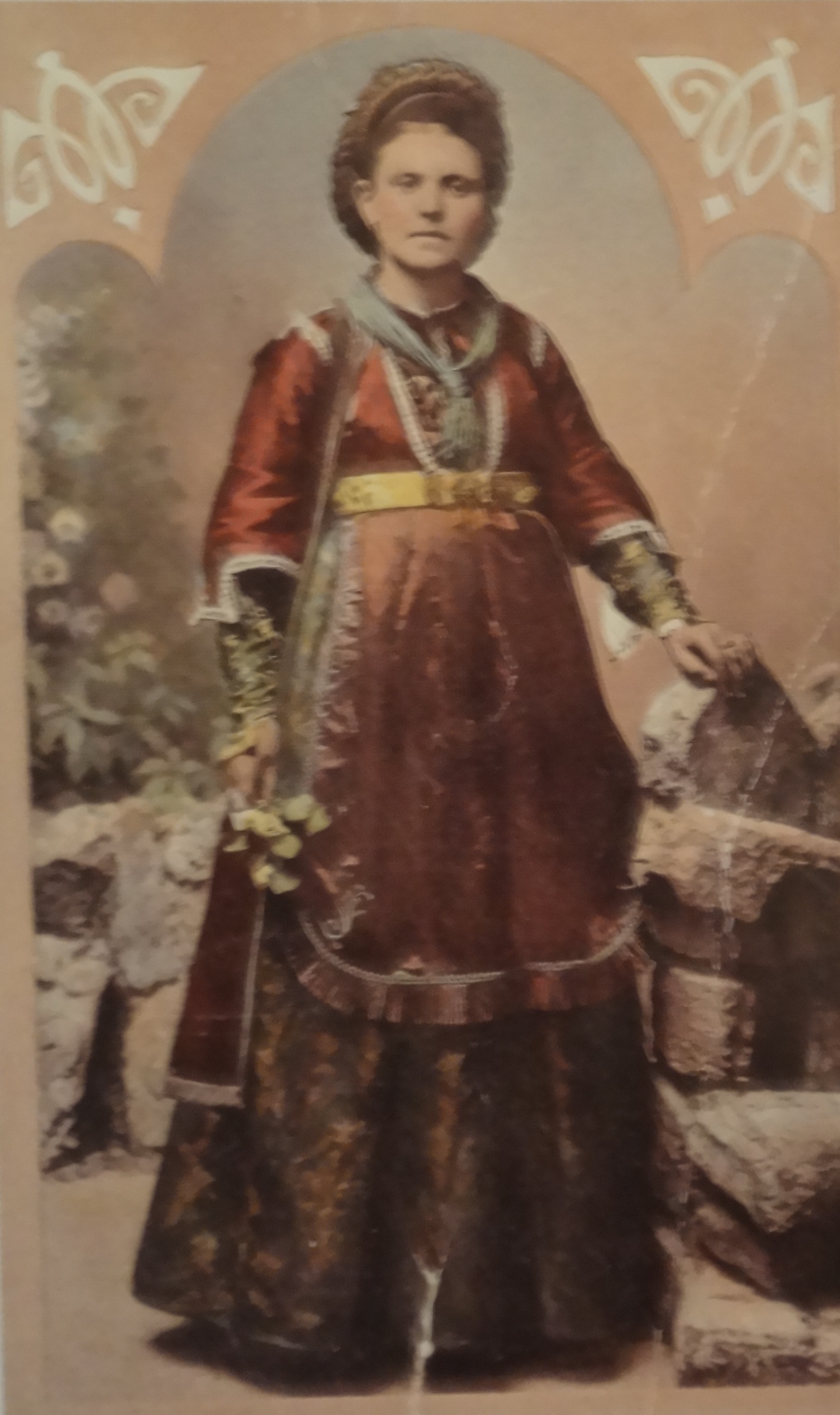 Η αρχόντισσα Καλλίτσα Παπαπολυμέρου ανηψιά του Γεωργίου Αβέρωφ, στη Λαμία με μετσοβίτικη ενδυμσία, 1883